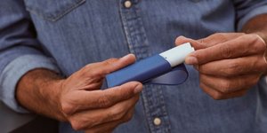 άνδρας με iqos στο χέρι