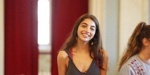 H νικήτρια του GNTM 1 Ειρήνη Καζαριάν με γκρι φόρεμα