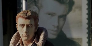 Άγαλμα του Τζέιμς Ντιν μπροστά από γραμματόσημο με την εικόνα του