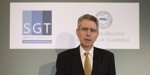 Ο Τζέφρι Πάιατ σε ομιλία του