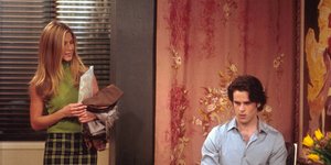 Η Ρέιτσελ όρθια κοιτά τον βοηθό της