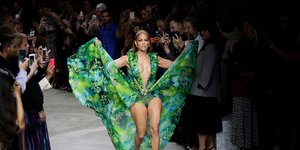 Η Τζένιφερι Λόπεζ ξαναφορά το πράσινο Jungle Dress που έσπασε το διαδίκτυο πριν από 19 χρόνια