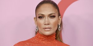 Η Τζένιφερ Λόπεζ με πορτοκαλί ρούχο