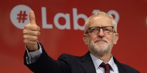 Ο Τζέρεμι Κόρμπιν με σηκωμένο τον αντίχειρα