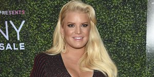 Η Τζέσικα Σίμπσον κρατάει την φουσκωμένη κοιλιά της 