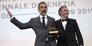 Ο σκηνοθέτης του «Joker» Τοντ Φίλιπς με τον Χρυσό Λέοντα ανά χείρας. Δίπλα του ο πρωταγωνιστής Χοακίν Φίνιξ