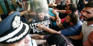 Καβγάς μεταξύ αστυνομικών και μελών του ΠΑΜΕ