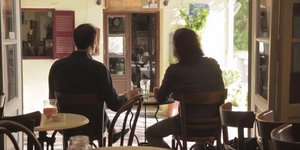 Ο τελευταίος καφές του Ρένου Χαραλαμπίδη με τον Τάκη Σπυριδάκη στο «καφέ Μελίνα» στην Πλάκα