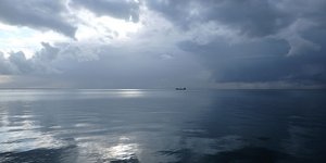 Συννεφιασμένος ουρανός πάνω από τη θάλασσα