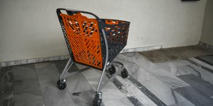 Το καρότσι μέσα στο οποίο βρέθηκε το βρέφος