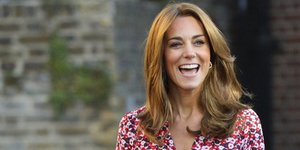 Η Κέιτ Μίντλετον με φόρεμα χαμογελά