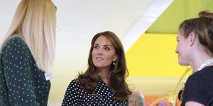 Η Κέιτ Μίντλετον κοιτά μια γυναίκα