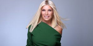 Η Κατερίνα Καινούργιου με πράσινο φόρεμα