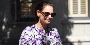 Η Κέιτι Χολμς με φλοράλ φόρεμα και γυαλιά στον δρόμο