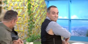 Κρατερός Κατσούλης με σκισμένο πουκάμισο