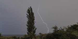 Η στιγμή που χτυπάει ένας κεραυνός