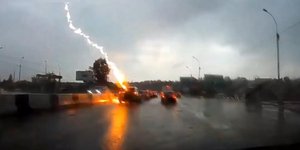 Κεραυνός χτυπά αυτοκίνητο