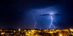 Η νύχτα γίνεται μέρα πάνω από τη Θεσσαλονίκη με την πτώση κεραυνών στην πόλη