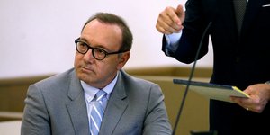 Ο ηθοποιός Κέβιν Σπέισι σε ακρόαση για υπόθεση εναντίον του με γυαλιά και κοστούμι