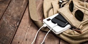 Κινητό τηλέφωνο φορτίζει μέσω power bank
