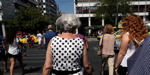 Κυρία με φόρεμα στο Σύνταγμα
