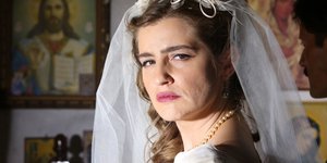 Στιγμιότυπο από την σειρά του ΑΝΤ1, «Άγριες Μέλισσες». Η πρωταγωνίστρια ντυμένη νύφη