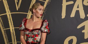 Η Λαίδη Κίττυ Σπένσερ με φόρεμα κοιτά προφίλ