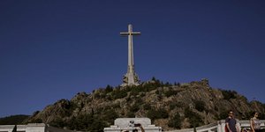 Ο σταυρός που δεσπόζει πάνω από την κοιλάδα των πεσόντων στην Ισπανία