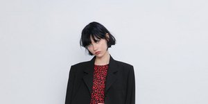 Μοντέλο με λεοπάρ κόκκινο φόρεμα