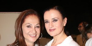 H Φιλαρέτη Κομνηνού και η Καρυοφυλλιά Καραμπέτη χαμογελούν στον φακό