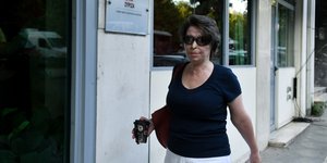 Η Κωνσταντίνα Κούνεβα με μαύρα γυαλιά