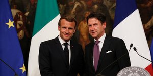 Εμανουέλ Μακρόν και Τζουζέπε Κόντε δίνουν χειραψία 