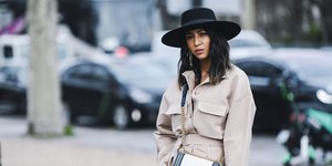 Κορίτσι στο δρόμο με boilersuit