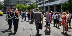 Κόσμος περπατάει στο κέντρο της Αθήνας