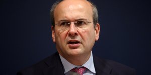 Κωστής Χατζηδάκης με πουά γραβάτα