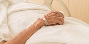 Ηλικιωμένη γυναίκα σε νοσοκομείο