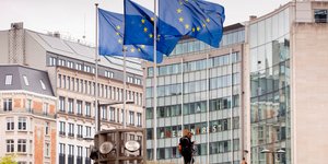 Τα κτίρια τις Ευρωπαϊκής Ένωσης στις Βρυξέλλες έξω από τα οποία ανεμίζουν οι σημαίες της ΕΕ