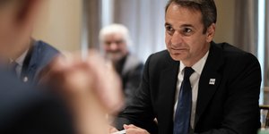 Κυριάκος Μητσοτάκης στη φωτογραφια δεξια