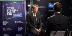 Ο Κυριάκος Μητσοτάκης δίνει συνέντευξη σε δημοσιογράφο