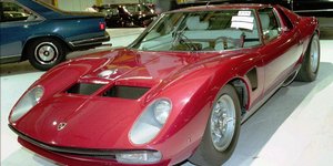 Μια πολυτελής μπορντό Lambroghini σε έκθεση στην Ιταλία