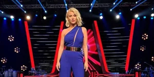 Η Λάουρα Νάργες με ολόσωμη μπλε φόρμα 