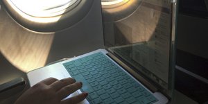 Εργαζόμενος πληκτρολογεί σε laptop