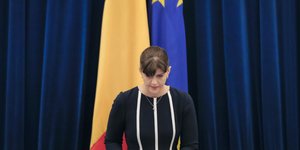 Η Λάουρα Κεβέσι με ασπρόμαυρο φόρεμα