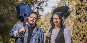 Λαυρέντης Μαχαιρίτσας και Γιάννης Κότσιρας με τις κιθάρες τους στον ώμο