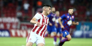 Ο Λάζαρ Ρατζέλοβιτς σε φάση με τον Ολυμπιακό