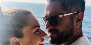 Ο σεφ Λευτέρης Σουλτάτος με γυαλιά ηλίου κρατά στην αγκαλιά του τη Βάσω Λασκαράκη