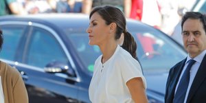 Η βασίλισσα Λετίθια περπατά στον δρόμο