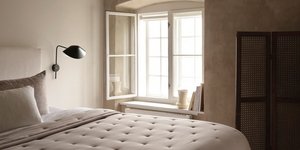 Κρεβατοκάμαρα με λευκό παράθυρο, καφέ τοίχο, μαύρο φωτιστικό