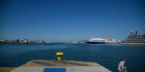 Πλοίο στο λιμάνι του Πειραιά