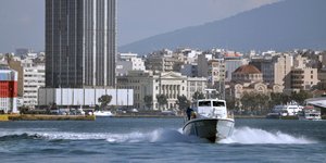 Σκάφος του λιμενικού στον Πειραιά